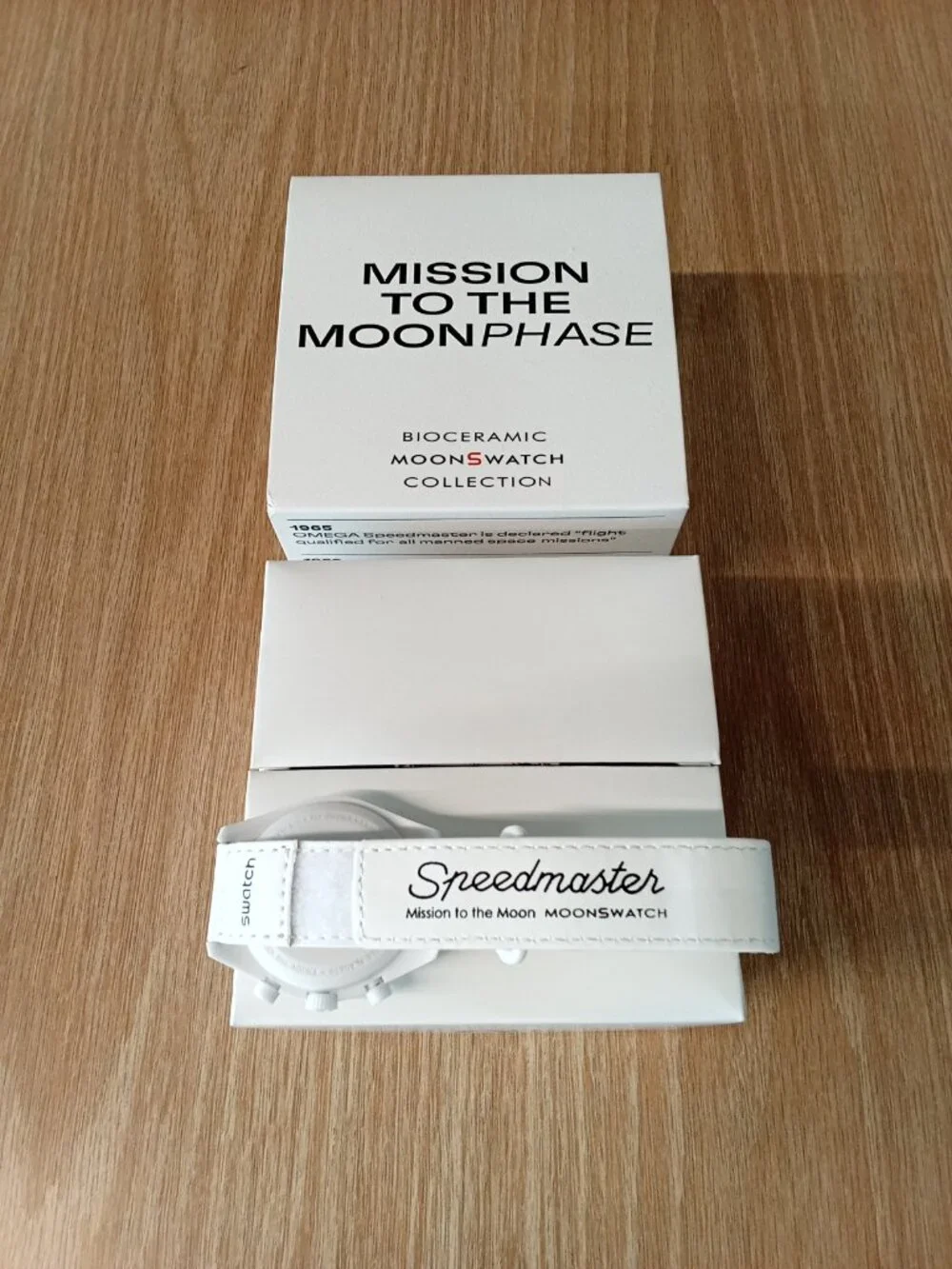 Swatch Omega White Snoopy Speedmaster Moonswatch